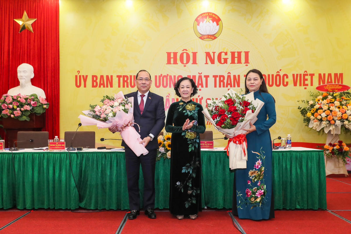 Bà Trương Thị Mai, Ủy viên Bộ Chính trị, Thường trực Ban Bí thư Trung ương Đảng, Trưởng Ban Tổ chức Trung ương tặng hoa chúc mừng bà Nguyễn Thị Thu Hà, Ủy viên Trung ương Đảng, Phó Chủ tịch - Tổng Thư ký UBTƯ MTTQ Việt Nam và ông Hoàng Công Thủy, Phó Chủ tịch UBTƯ MTTQ Việt Nam. Ảnh: Quang Vinh.
