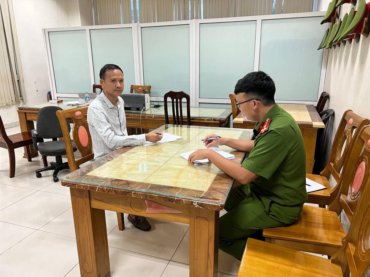 Điều tra viên lấy lời khai Nguyễn Xuân Thịnh. Ảnh: Công an tỉnh Quảng Ninh.