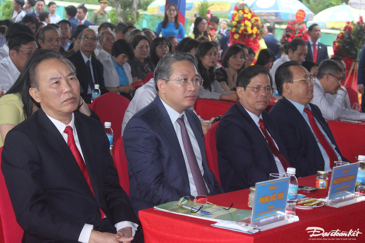 W_cac-vi-dai-bieu-tham-du-buoi-le..jpg