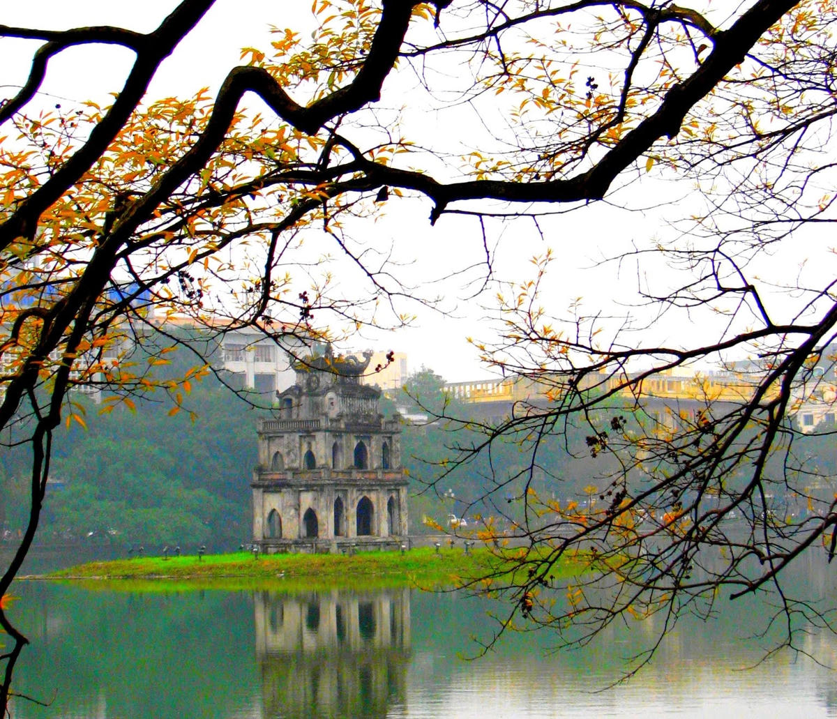 Mùa thu bên hồ Gươm, Hà Nội.