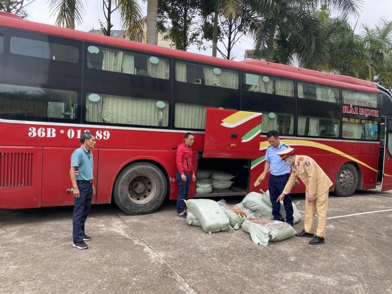 Các lực lượng chức năng tiến hành kiểm tra xe khách vận chuyển gần 500kg lòng lợn thối.