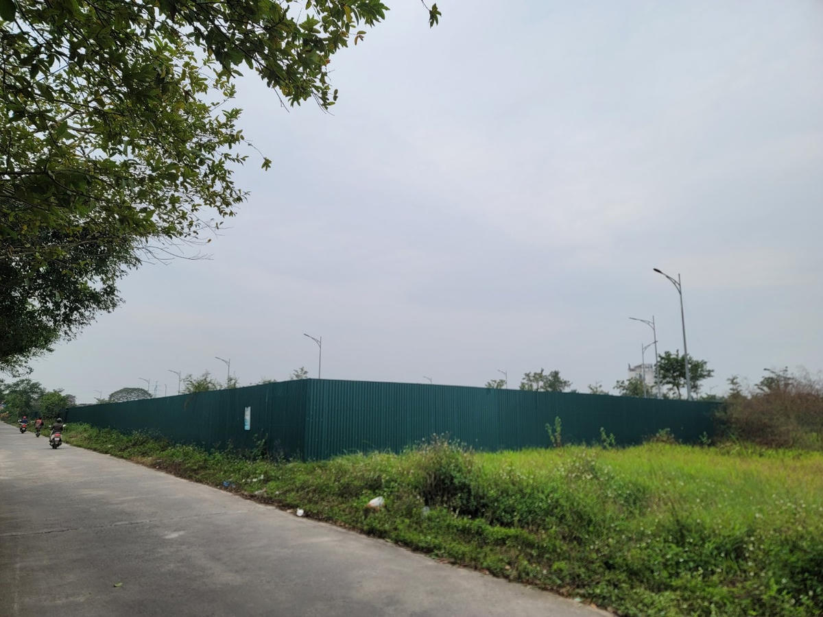 Lô đất được quây tôn kín mít.