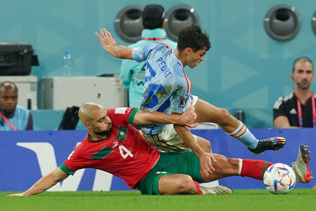 ...đến tài năng trẻ Pedri đều lu mờ trước những pha lăn xả của Amrabat. Ảnh: Getty.