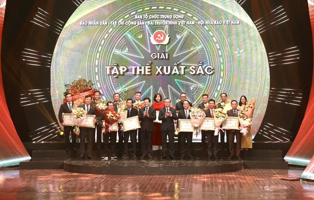 Ban tổ chức khen thưởng 15 đơn vị là ban tuyên giáo, ban tổ chức cấp ủy và cơ quan báo chí, hội nhà báo có thành tích xuất sắc trong việc tổ chức, tuyên truyền, hưởng ứng Giải Búa liềm vàng. Ảnh: Vietnam+.