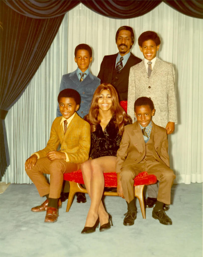 Tina Turner và Ike Turner chụp cùng 4 người con trai những năm đầu 1970. Ảnh: Today.com.
