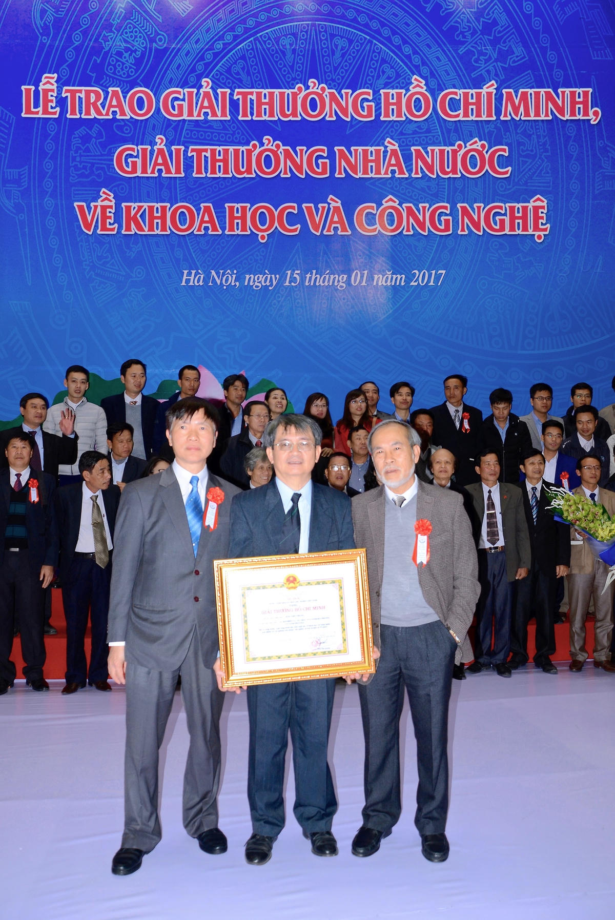 Từ phải sang, các GS.TSKH Nguyễn Tự Cường, Ngô Việt Trung, Lê Tuấn Hoa nhận Giải thưởng Hồ Chí Minh, năm 2017.  