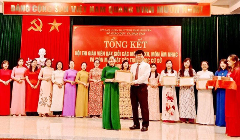 Lãnh đạo Sở GDĐT Thái Nguyên trao thưởng cho các giáo viên đạt danh hiệu giáo viên dạy giỏi cấp tỉnh. Ảnh: Thảo Nguyên.