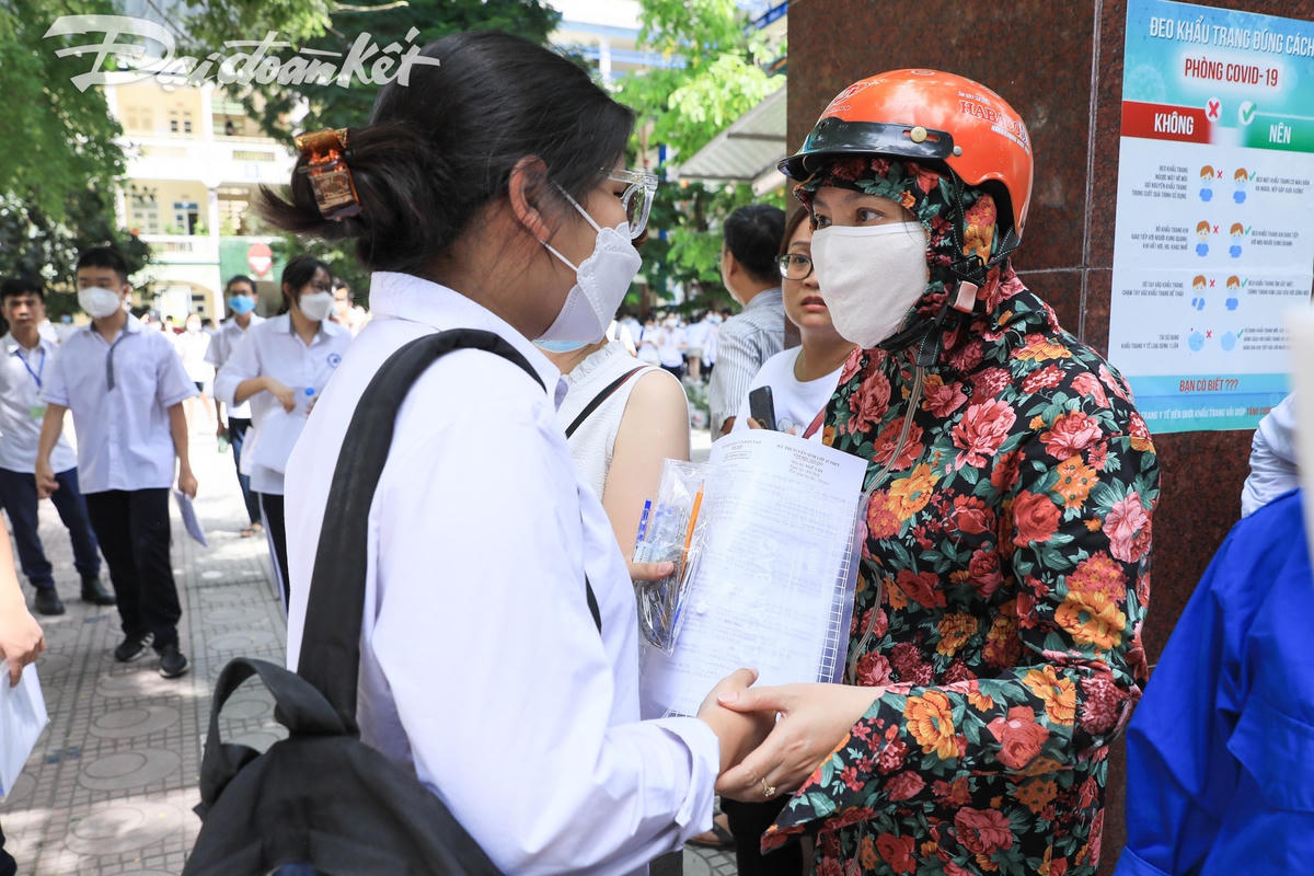 Tuy nhiên, sau khi các con rời khỏi phòng thi với tâm trạng tốt, hầu hết phụ huynh cũng thở phào.