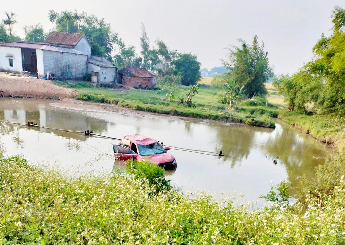 Xe ô tô mất lái lao xuống hồ nước, tài xế tử vong.