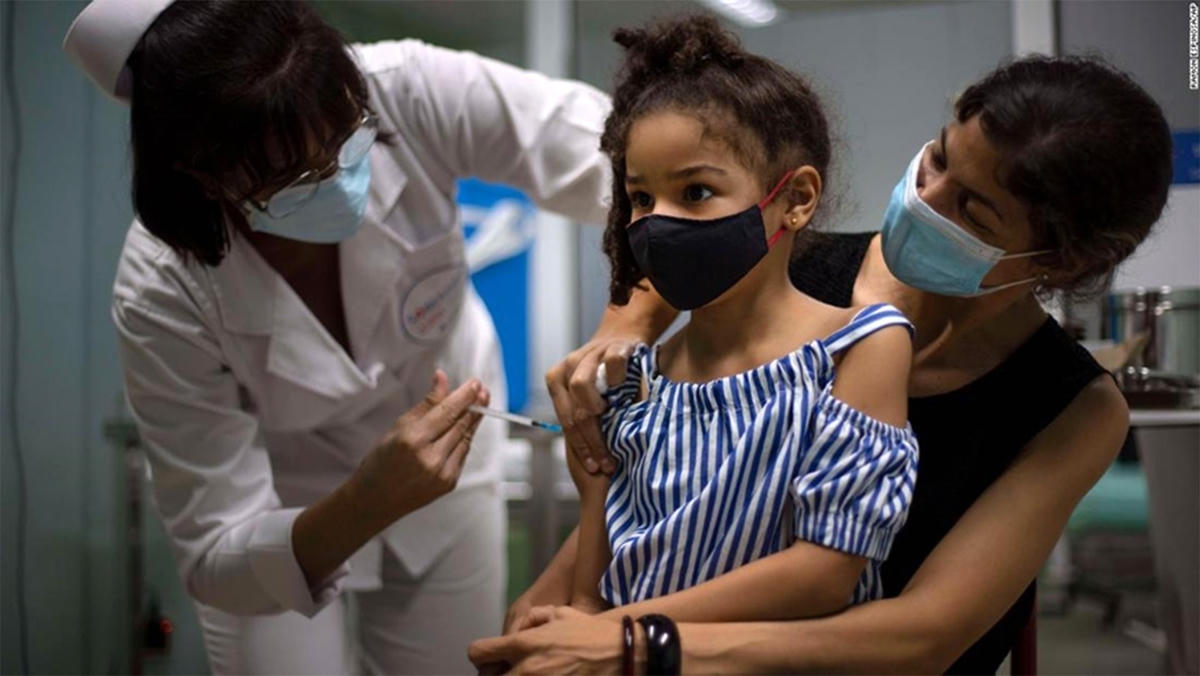 Trẻ em khỏe mạnh được khuyến nghị không nhất thiết phải tiêm vaccine ngừa Covid-19. Ảnh: Reuters.