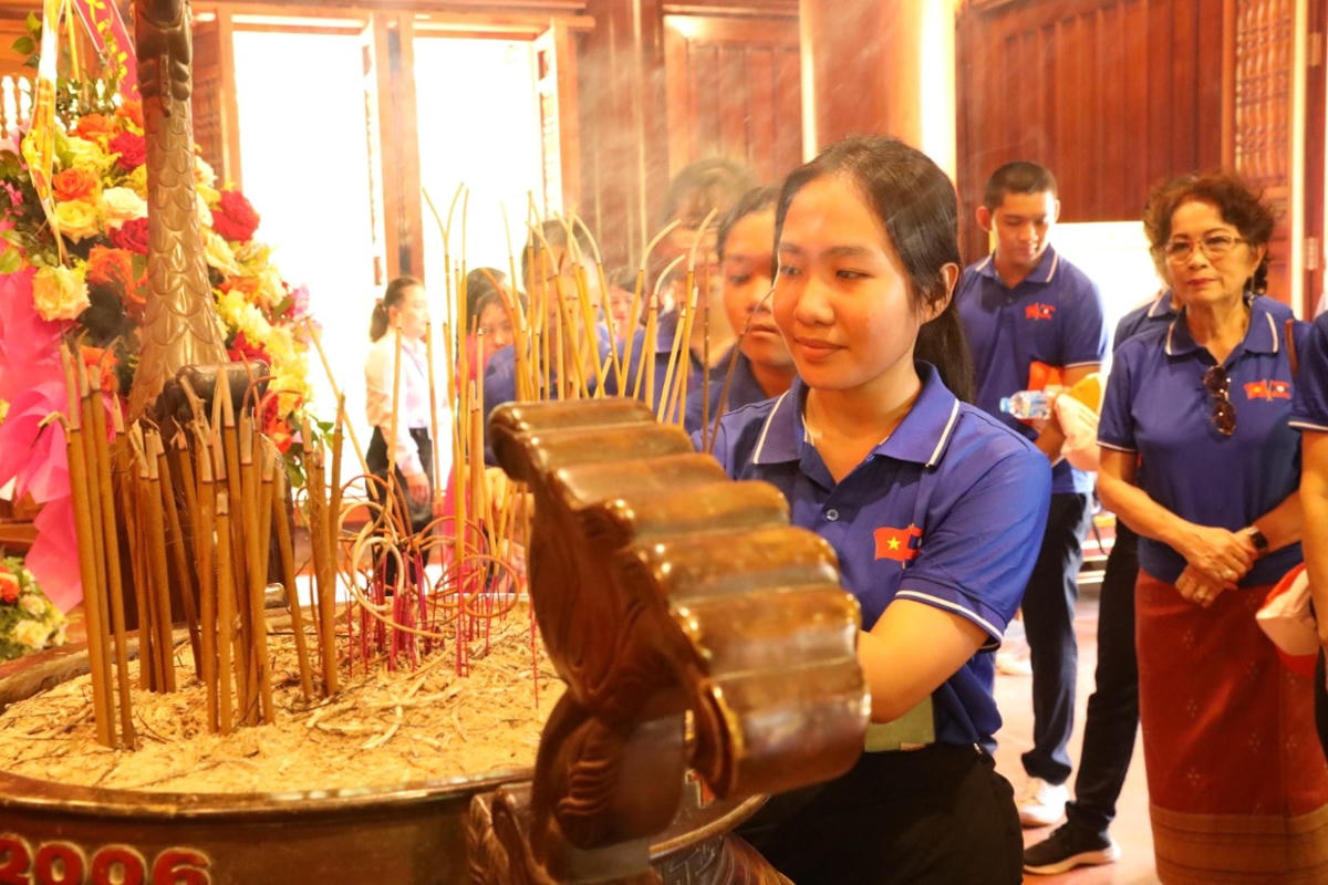 Các học sinh tiêu biểu Trường song ngữ Lào – Việt Nam Nguyễn Du bày tỏ lòng thành kính, biết ơn đến anh linh Chủ tịch Hồ Chí Minh trong lần đầu tiên đặt chân lên quê hương của Người.