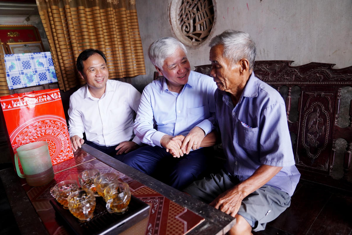 Chủ tịch Đỗ Văn Chiến ân cần thăm hỏi ông Nguyễn Đình Tuyết (sinh năm 1938, hộ cao tuổi có hoàn cảnh khó khăn ở thôn Tiến Hưng, xã Thạch Hưng, TP Hà Tĩnh, tỉnh Hà Tĩnh).