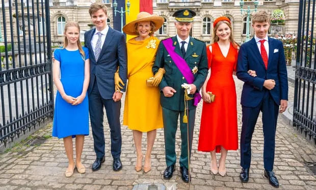 Vua Philippe và Hoàng hậu Mathilde cùng các con: Công chúa Eléonore, Hoàng tử Gabriel, Công chúa Elisabeth và Hoàng tử Emmanuel tại lễ Quốc khánh năm 2022 trước Cung điện Hoàng gia ở Brussels.  