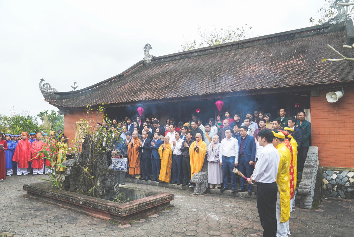 Lãnh đạo huyện Hương Sơn cùng bà con nhân dân dâng hương bày tỏ tấm lòng tri ân, ngưỡng mộ Đại danh y.