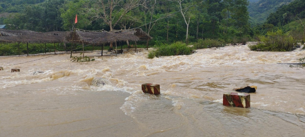 Mưa lớn gây ngập đập tràn khu tái định cư thôn Trăng Tà Puồng (xã Hướng Việt, huyện Hướng Hóa, tỉnh Quảng Trị). Ảnh: CTV.