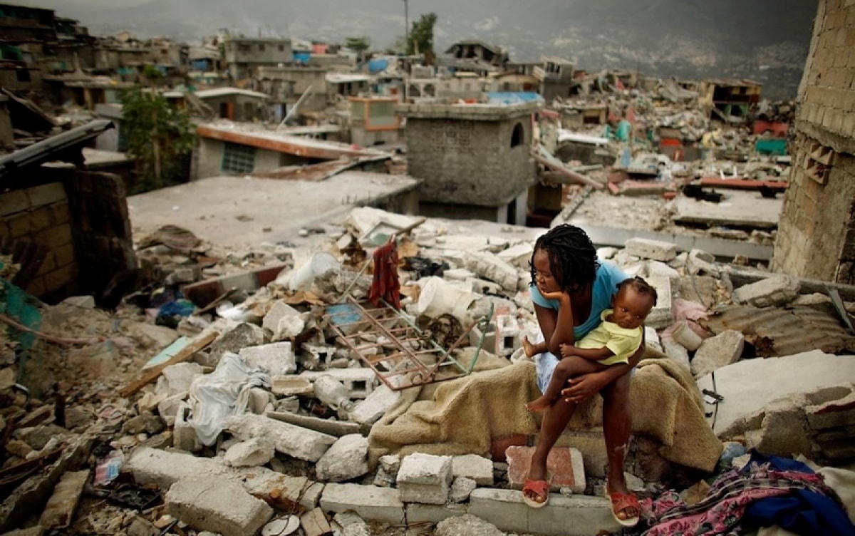 Khung cảnh tan hoang sau trận động đất năm 2010 tại Haiti.  