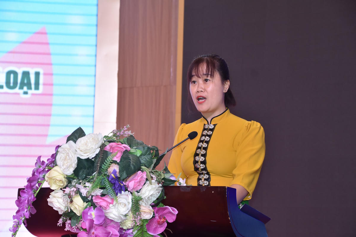 Bà Hà Minh Liên, Trưởng ban CTMT bản Khinh, xã Thanh Lương, thị xã Nghĩa Lộ, tỉnh Yên Bái tham luận tại Hội thảo.
