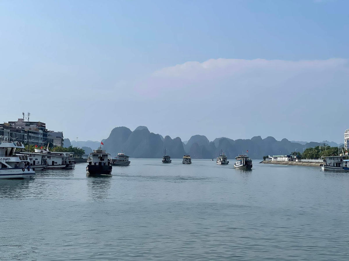 Tàu rời bến đưa khách đi tham quan Vịnh Hạ Long.