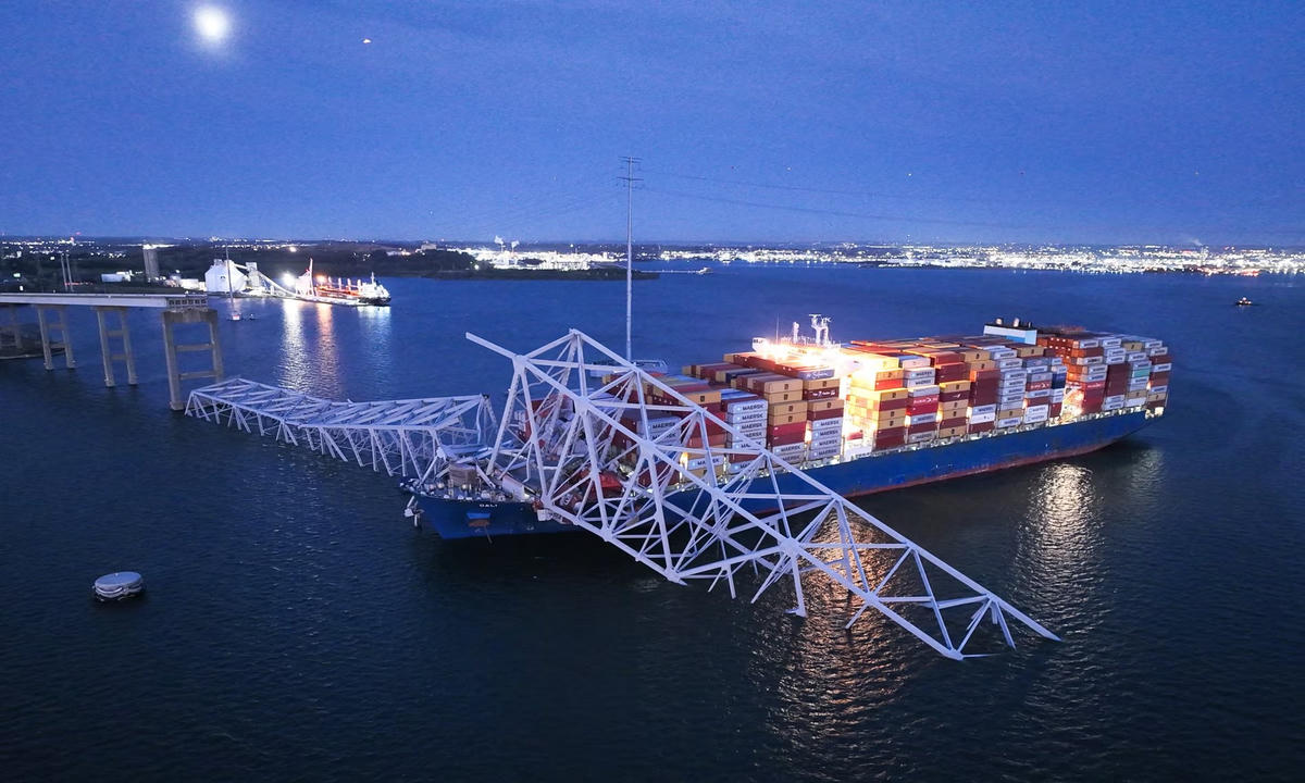 6 người vẫn mất tích sau vụ va chạm, tính đến chiều ngày 27/3. Nguồn: Getty Images.