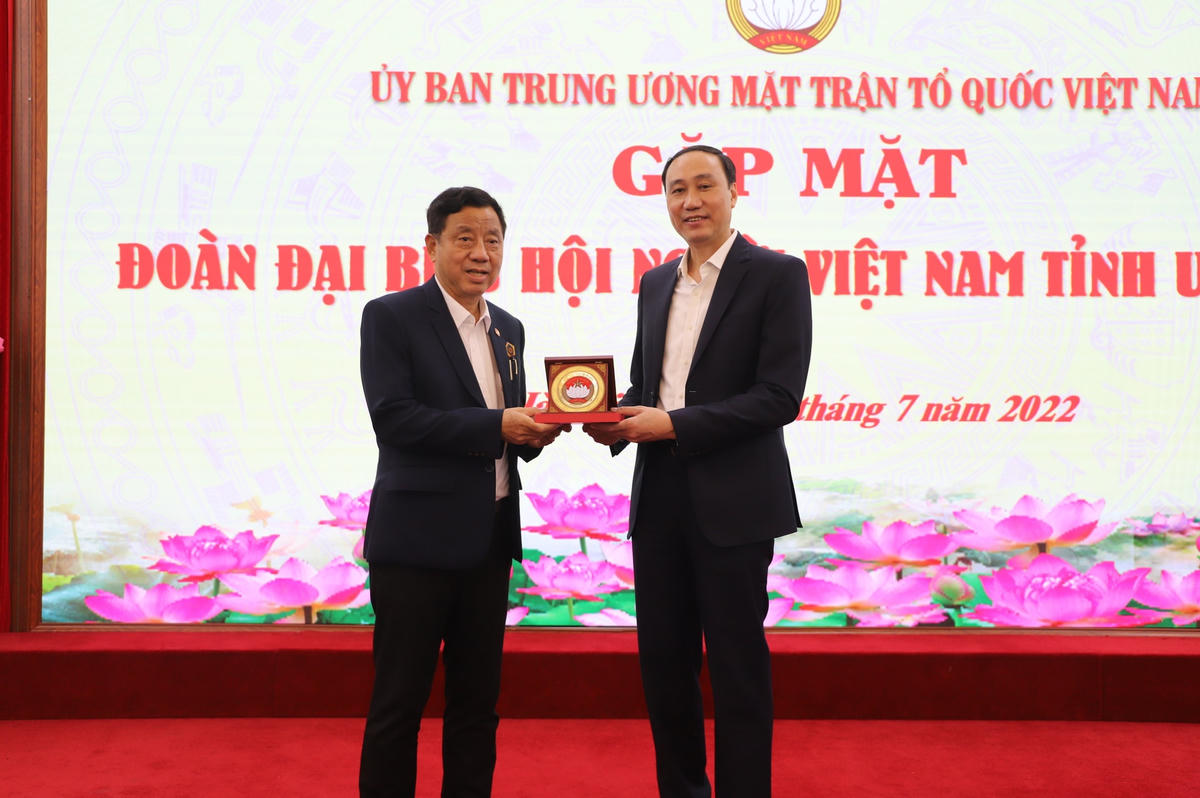 Phó Chủ tịch Phùng Khánh Tài tặng quà lưu niệm Đoàn đại biểu Hội người Việt Nam tỉnh Udon Thani.