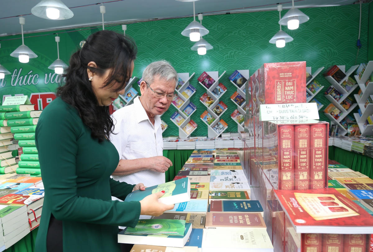 Tại một hội chợ sách. Ảnh: Thúy Tình.
