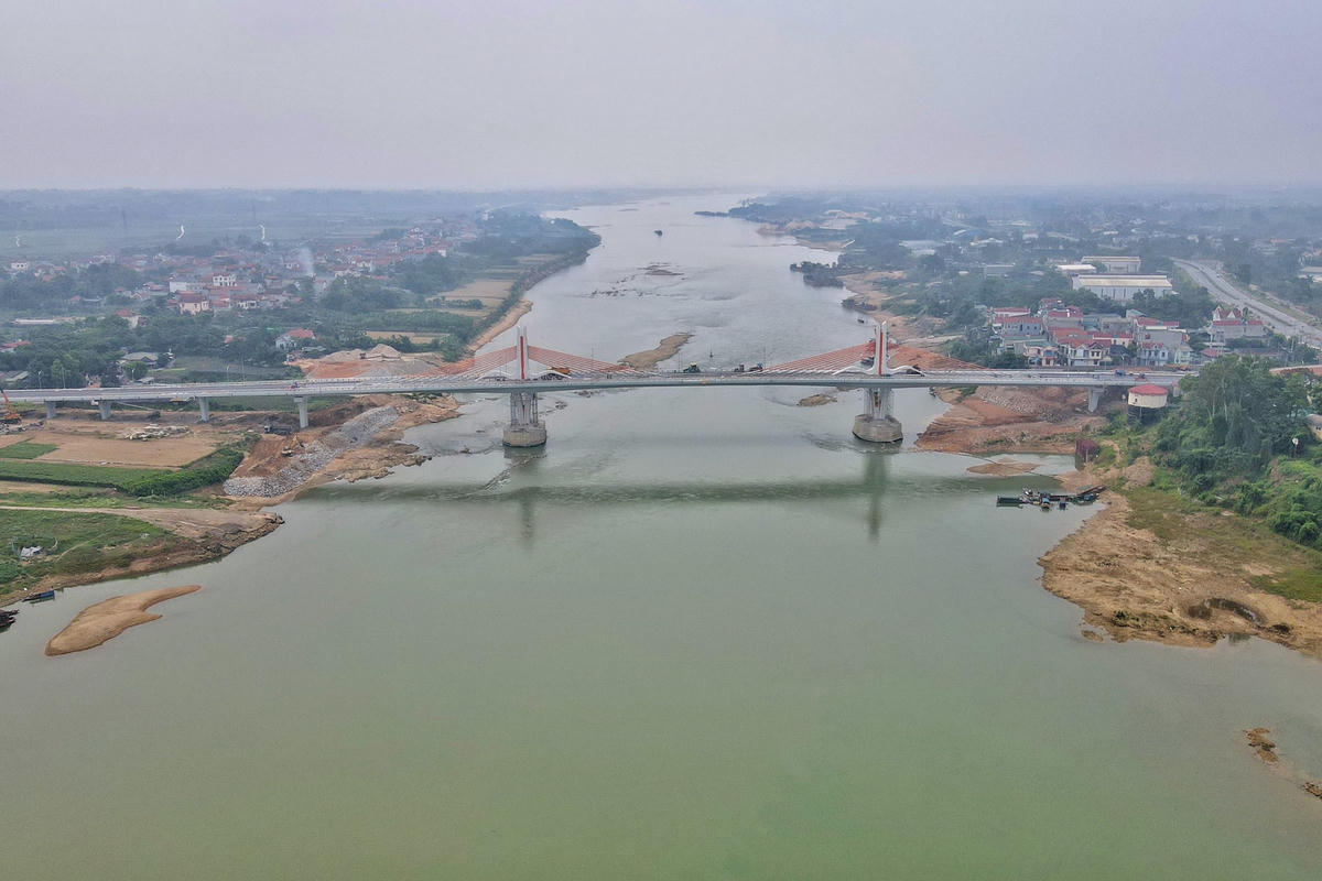 Cầu Vĩnh Phú (bắc qua sông Lô nối 2 tỉnh Vĩnh Phúc và Phú Thọ) có tổng mức đầu tư hơn 540 tỷ đồng, do Ban quản lý đầu tư xây dựng các công trình giao thông tỉnh Vĩnh Phúc làm Chủ đầu tư. Cầu có chiều dài hơn 509m, trong đó cầu chính dài khoảng 290m, cầu dẫn phía tỉnh Phú Thọ dài 70,75m, cầu dẫn phía tỉnh Vĩnh Phúc dài khoảng 148,8m.
