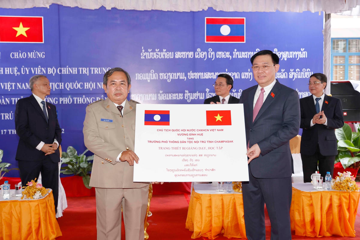 Trao quà là trang thiết bị giảng dạy cho nhà trường.
