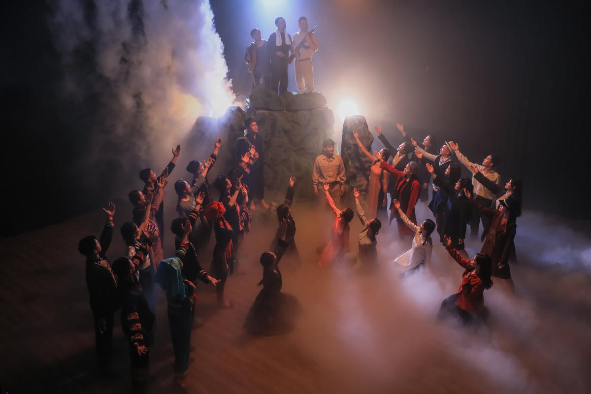 Cảnh trong vở nhạc kịch “Người cầm lái”.