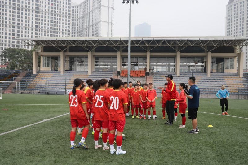 Cầu thủ U17 nữ Việt Nam tập luyện. Ảnh: VFF.