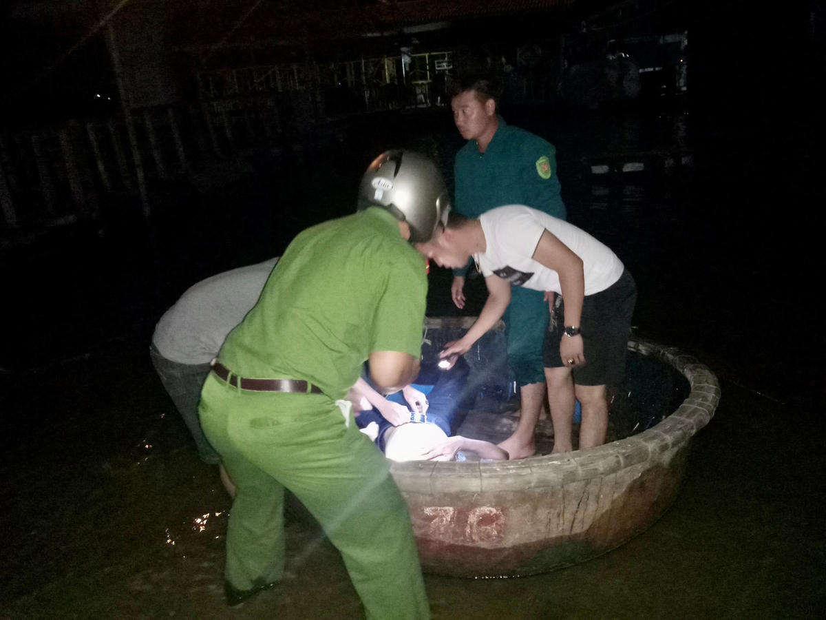 Lực lượng chức năng cứu sống anh B. đưa vào bờ.