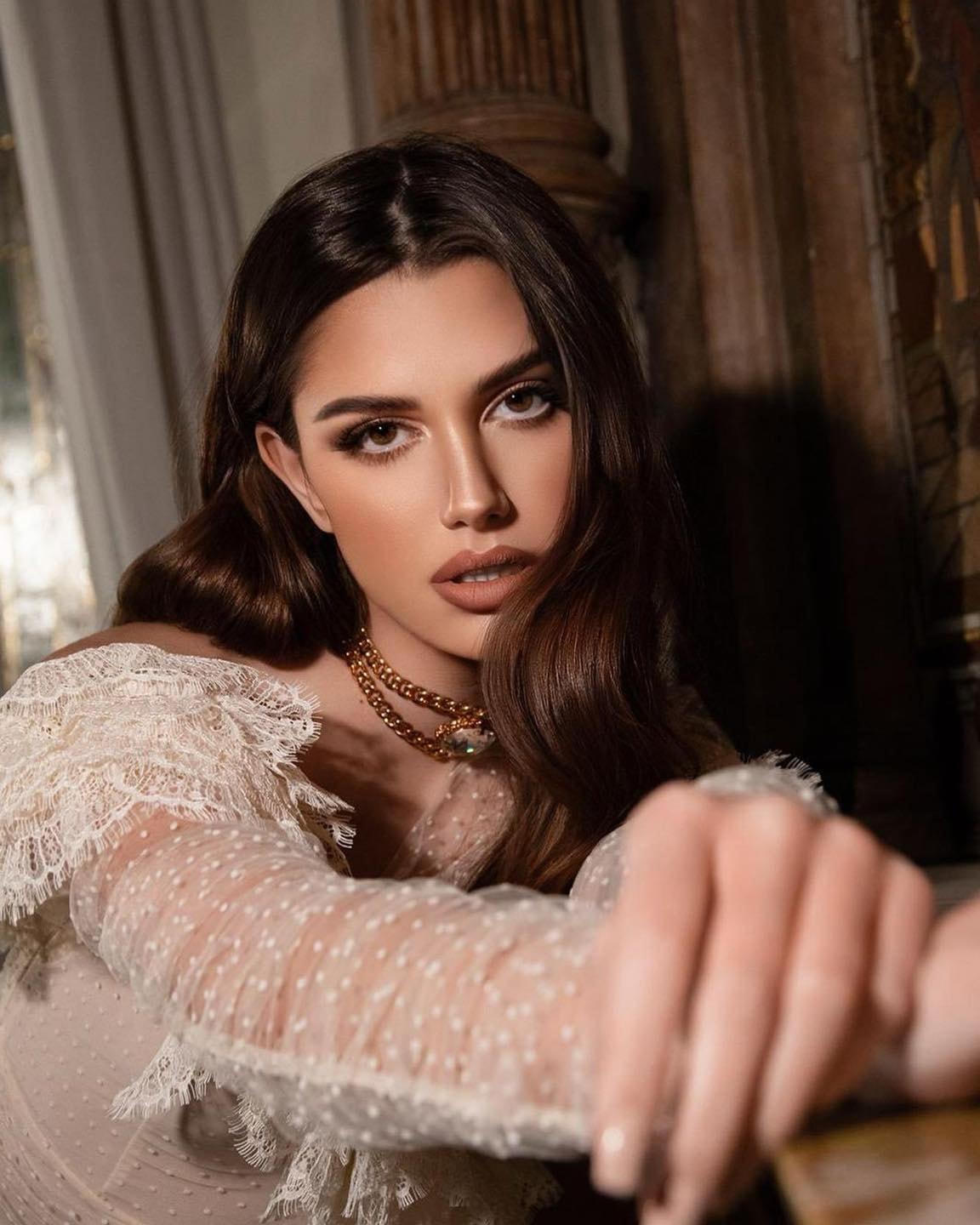 Tân Hoa hậu Hòa bình Quốc tế sở hữu chiều cao 1m78, số đo ba vòng đẹp như siêu mẫu 83-59-89 cùng gương mặt sáng đẹp hoàn hảo. 