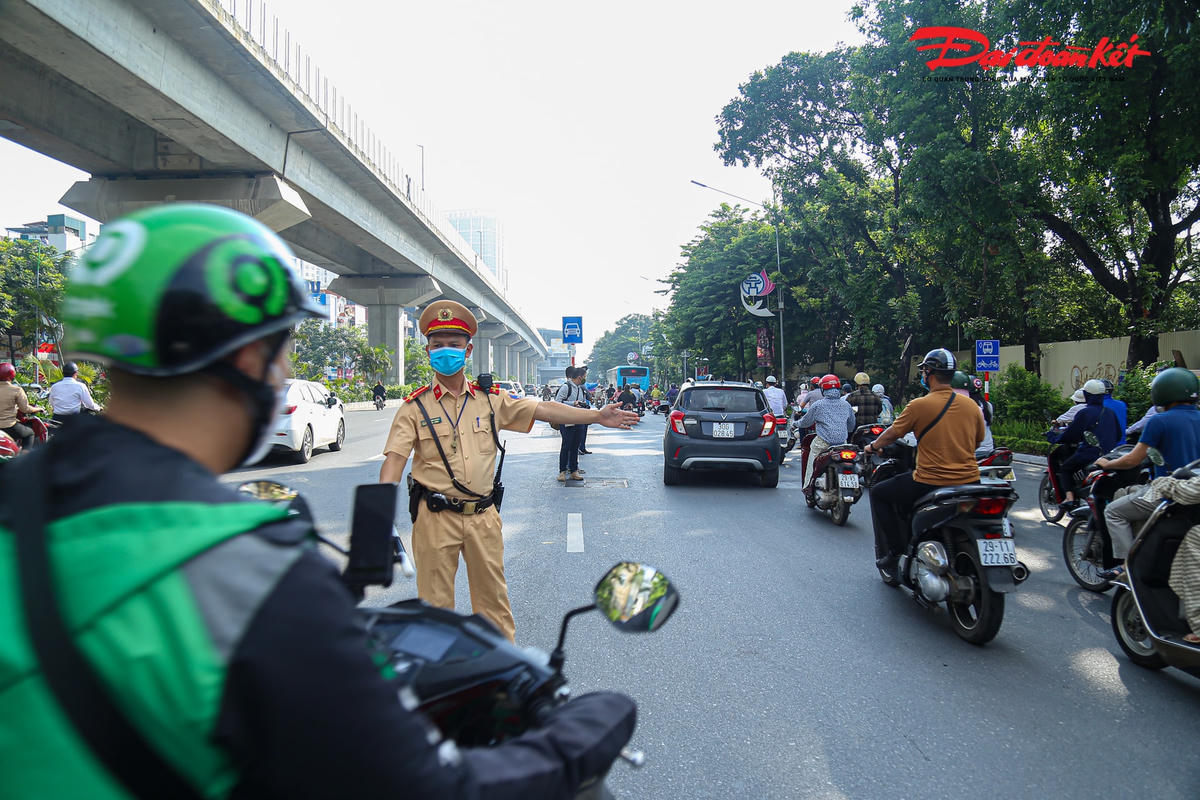 Sau khi bị lực lượng chức năng nhắc nhở, nhiều phương tiện tham gia giao thông đã bắt đầu chấp hành nghiêm.
