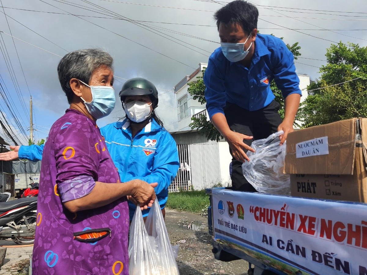 Tỉnh Đoàn Bạc Liêu tổ chức "Chuyến xe nghĩa tình - Đồng hành vượt qua đại dịch"  góp sức cùng lực lượng tuyến đầu trong công tác phòng chống dịch Covid-19.