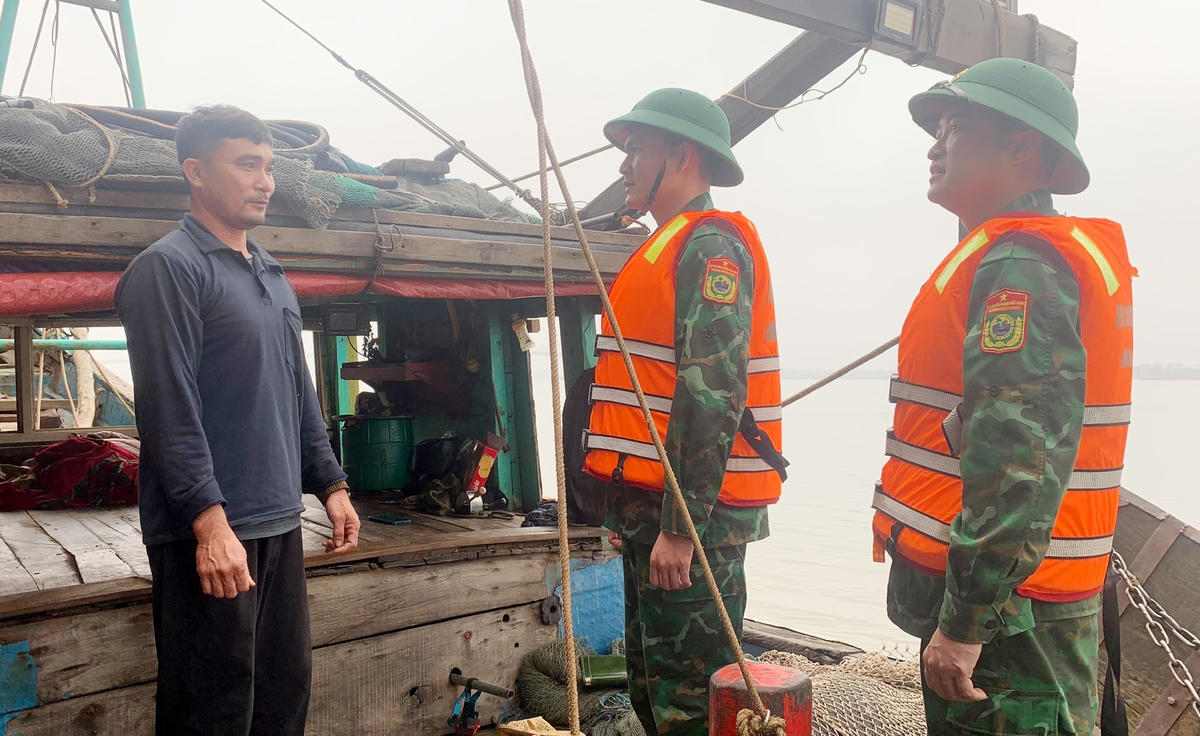 Đồn Biên phòng Lạch Kèn phát hiện tàu giã cào đánh bắt hải sản sai vùng biển quy định.