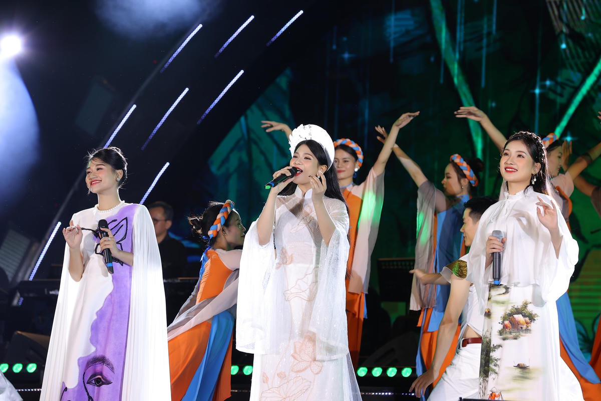 Ba thí sinh xuất sắc của phong cách Dân gian trình diễn trong đêm Gala khép ại Sao Mai 2022.