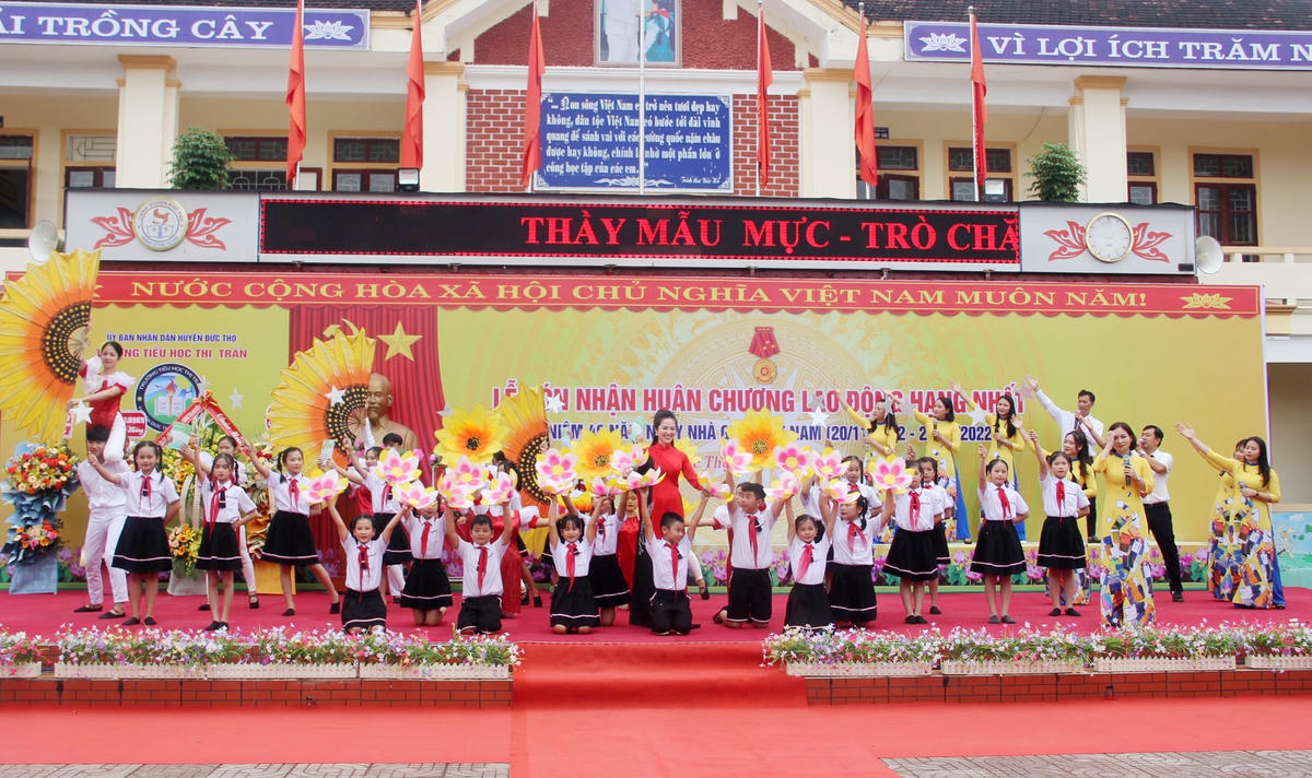 Chương trình văn nghệ chào mừng.