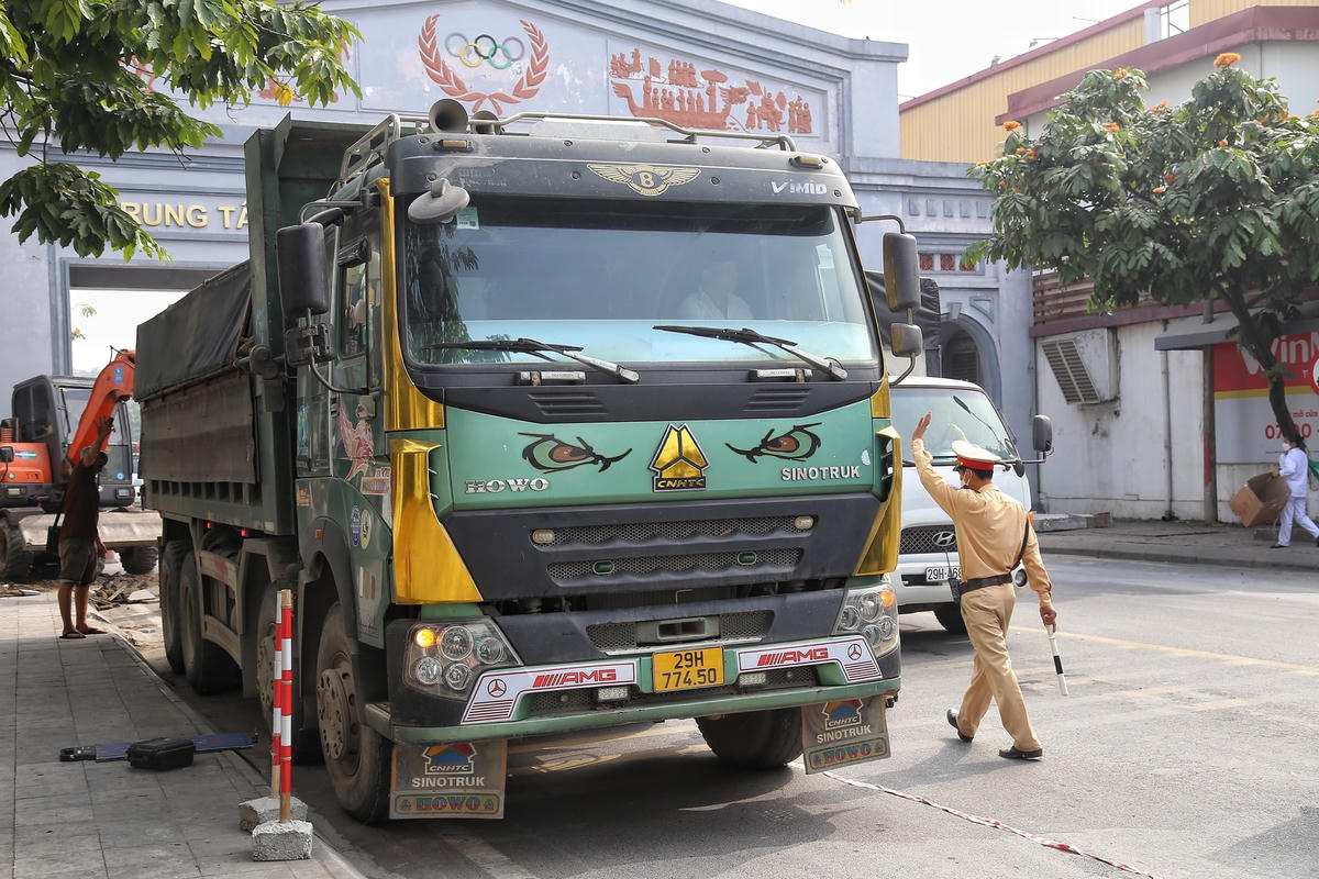 Xe tải "hổ vồ" BKS 29H-774.xx chở cát "có ngọn" quá tải 48%.
