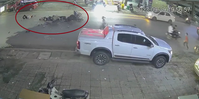 Vụ tai nạn khiến người dân xung quanh bàng hoàng, lập tức chạy tới hiện trường để hỗ trợ các nạn nhân.