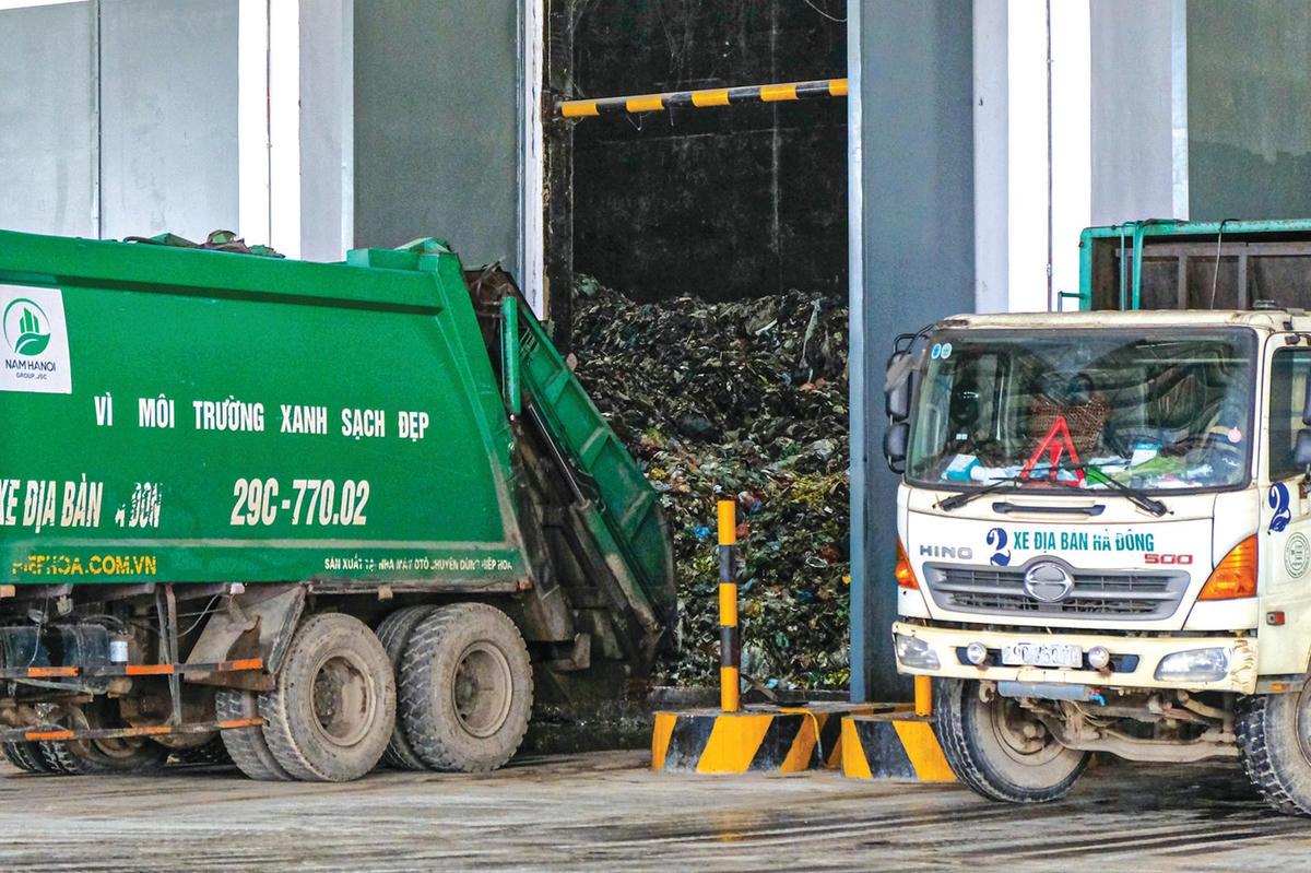 Rác được đánh đống, để ráo nước, lên men rồi đưa vào lò đốt.  