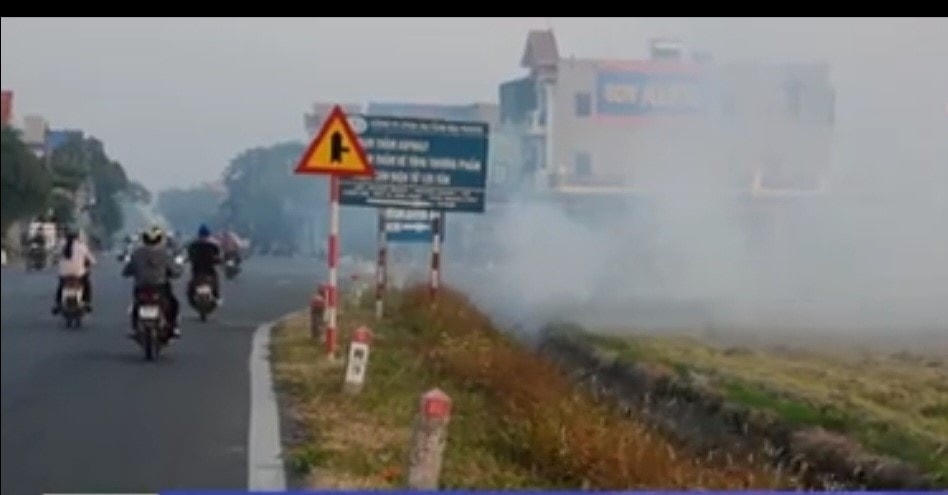 Việc đốt rơm rạ trong những ngày nắng nóng gây nhiều hệ lụy.