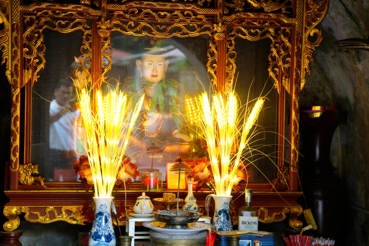 Tượng của Chế thắng Phu nhân được dát vàng với thần sắc dung nhan dịu dàng toát lên vẻ thông minh, tinh anh, nhân từ, đôn hậu nhưng quyết đoán.