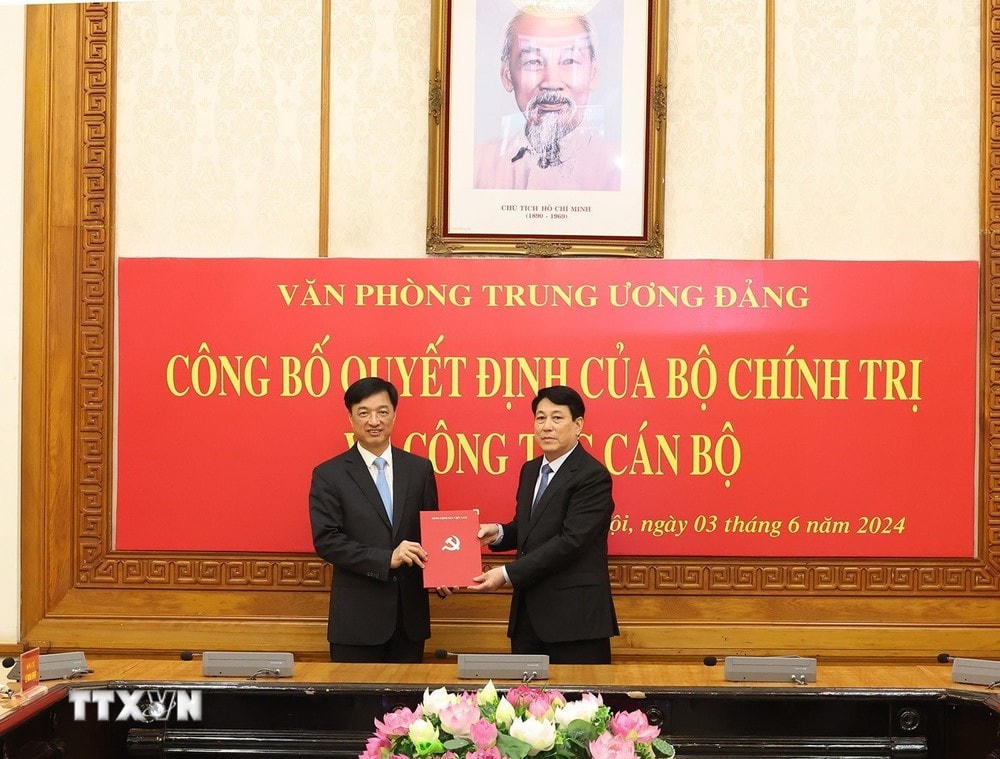 Đại tướng Lương Cường, Ủy viên Bộ Chính trị, Thường trực Ban Bí thư trao Quyết định của Bộ Chính trị điều động, phân công đồng chí Thượng tướng Nguyễn Duy Ngọc giữ chức Chánh Văn phòng Trung ương Đảng. (Ảnh: Trí Dũng/TTXVN) ttxvn_ong nguyen duy ngoc 3.jpg