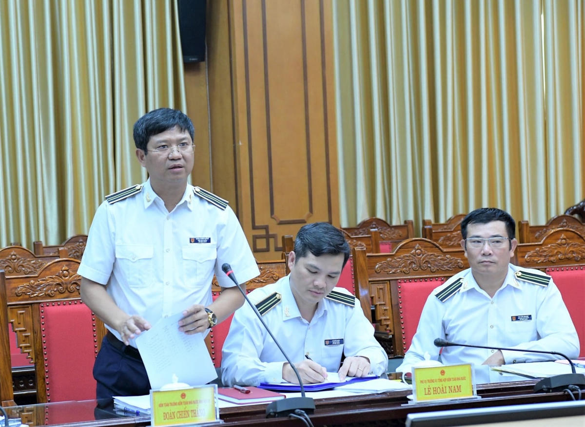 Kiểm toán trưởng KTNN khu vực XI Đoàn Chiến Thắng công bố Quyết định kiểm toán. Ảnh: Nguyễn Ly