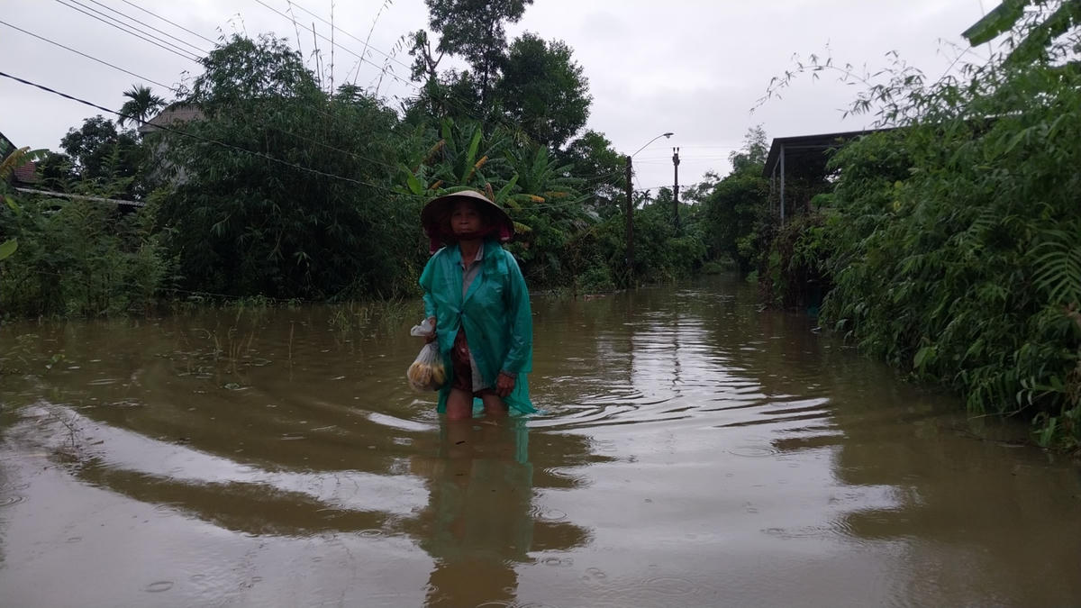 Mưa lớn khiến nhiều tuyến đường trên địa bàn tỉnh Thừa Thiên - Huế bị ngập sâu.