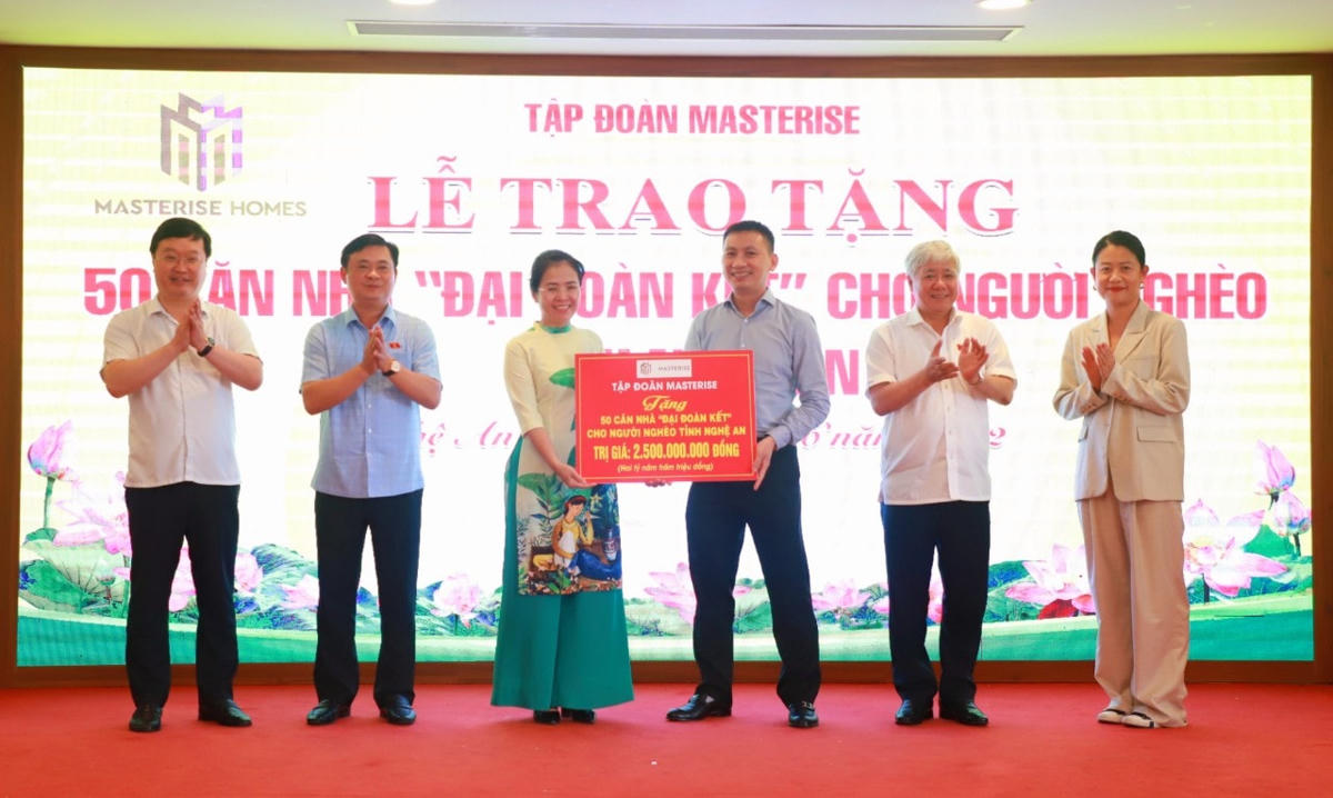 Thay mặt lãnh đạo tỉnh Nghệ An, bà Võ Thị Minh Sinh, Chủ tịch Ủy ban MTTQ tỉnh Nghệ An tiếp nhận 50 căn nhà Đại đoàn kết trị giá 2,5 tỷ đồng từ đại diện Tập đoàn Masterise.