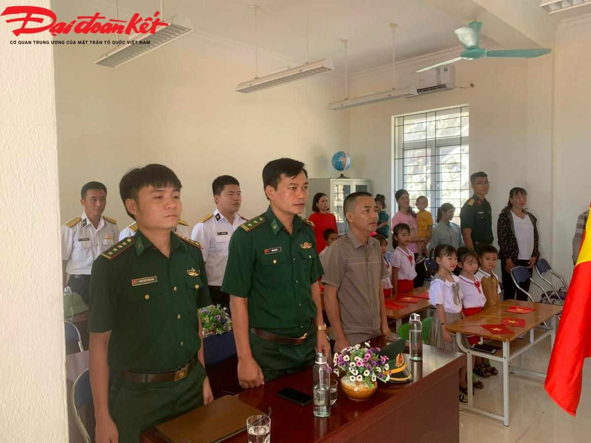 Học sinh nơi đảo tiền tiêu xa nhất hân hoan đến trường
