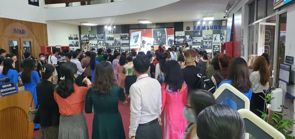 Đông đảo người dân thành phố đến dự khai mạc trưng bày, triển lãm “75 năm Điện ảnh cách mạng Bưng biền – Nam bộ (1947 – 2022). (Ảnh: Hồ Lê).