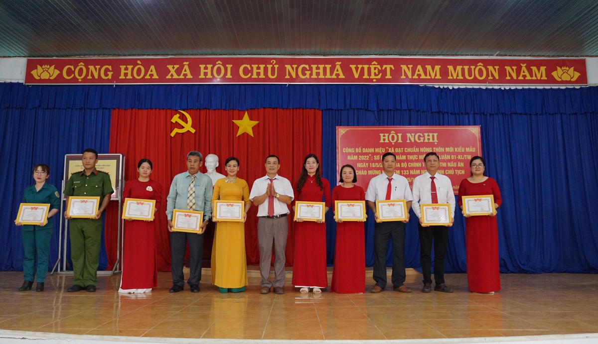 Tặng thưởng cho các tập thể, cá nhân có thành tích xuất sắc trong thực hiện Kết luận 01-KL/TW ngày 18 tháng 5 năm 2021 của Bộ Chính trị. Ảnh: Mạnh Thìn.