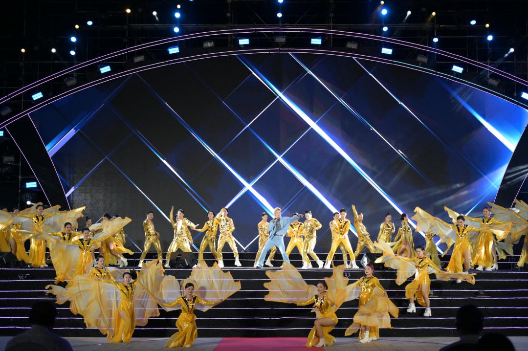 Ca sĩ Trọng Hiếu với tiết mục mở đầu chương trình đại nhạc hội Đôi cánh diệu kỳ.