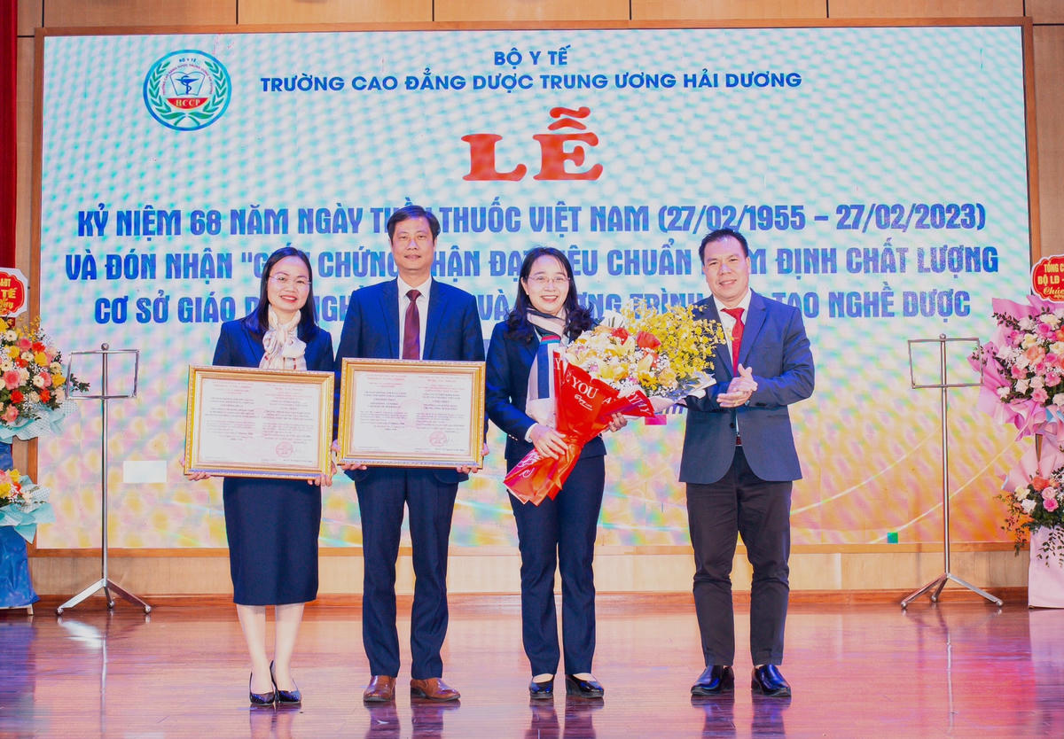 Lãnh đạo Công ty CP Kiểm định và tư vấn giáo dục Việt Nam trao giấy chứng nhận đạt tiêu chuẩn kiểm định chất lượng cơ sở giáo dục nghề nghiệp và chương trình đào tạo nghề dược trình độ cao đẳng cho Trường Cao đẳng Dược Trung ương Hải Dương.